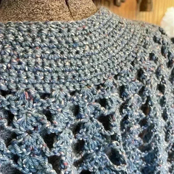 Hand-crocheted shawl. Absolutely beautiful! - Picture 6 of 6